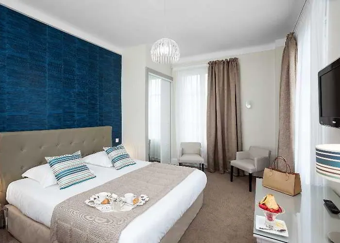 Отель Les Nations The Originals Boutique 3*